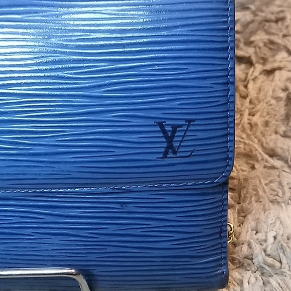 ✨HOST PICK ✨ BLUE VINTAGE EPI LEATHER LOUIS VUITTON WALLET. Tri fold - Picture 13 of 14